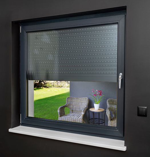Aluminium Fenster und Rollladen in Anthrazit mit Aussicht auf Balkon und Garten