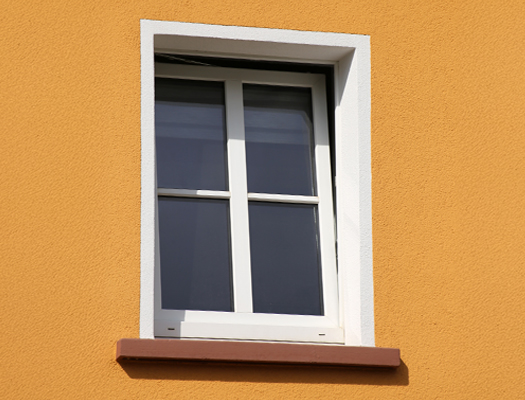 Nouvelle fenêtre PVC moderne avec croisillons intégrés dans un mur orange