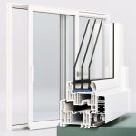 PSK Kunststoffprofil FalcoTherm 82MD mit Gesamtansicht der PSK Türe im Hintergrund und Profilecke im Querschnitt im Vordergrund