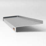 Seitenansicht Fensterbank Aussen aus Aluminium mit einer Seitenkappe und dem Letwork Logo
