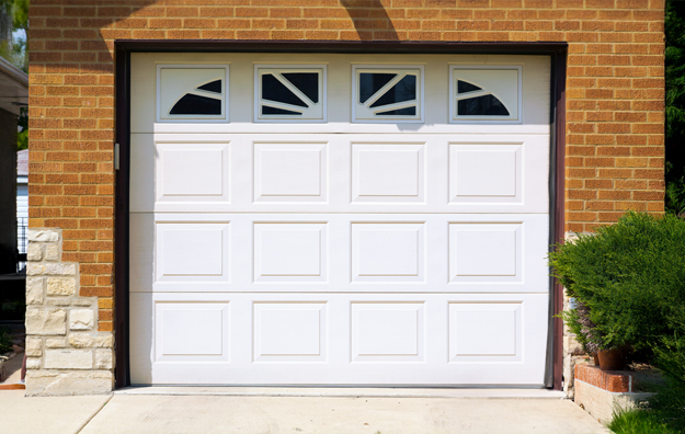 Porte de garage avec bandeau vitré et design en caisson