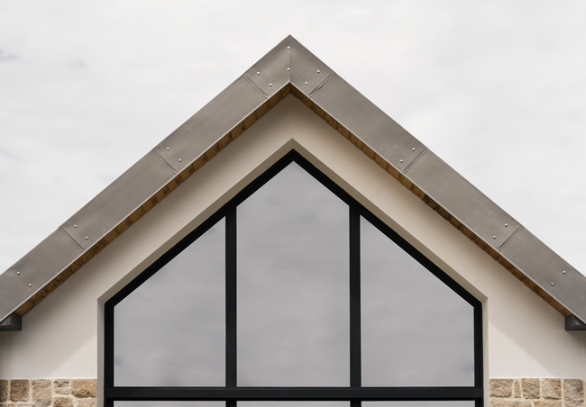 Trapezfenster als Giebelfenster in drei Teilen